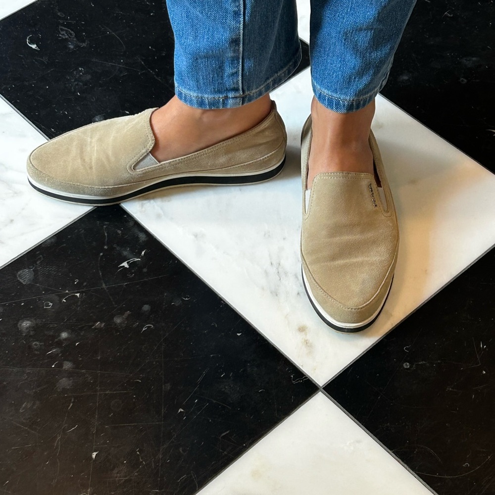 Prada flats - Picture 1 of 2